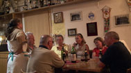 In der Bar: um den Tisch von rechts: Klaus, Gabi, Christa, Marlene, Volkhard,  Cora (eine Heimbewohnerin), Heinrich