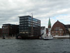 Blick auf Lübeck, am Ufer Hansekogge, Kirchturm und Speicherhaus