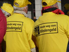 gelbe t-Shirts mit Aufdruck: Hände weg vom Blindengeld