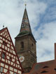 Quadratischer Turm des Liebfrauenmünsters. Im 15.Jh. wurde der Turm um zwei spätgotische Geschosse samt dem steilen Turmdach auf 63m erhöht. Die heutige bunte Eindeckung stammt von 1956.