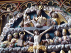 Detail des Rosenkranzaltars mit Kruzifi in der Mitte
