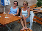 Reingard und Christa im Biergarten beim Sonnenbad