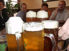 volle Biergläser auf dem Tisch
