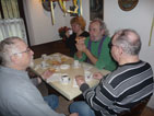 beim Frühstück am Tisch: Heinrichs Cousin, Angela, Bernd, Heinrich