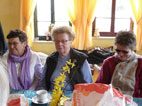 am Tisch beim Frühstück: Karin, Ingrid, Adele