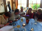am Tisch: Margit, Achim, Josef, Silvia, Ingrid