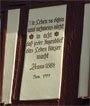 Tafel an Fachwerkhaus mit Aufschrift: "Wir leben so dahin und nehmens nicht in acht, daß jeder Augenblick das Leben kürzer macht. Anno  1684  Ren. 1997
