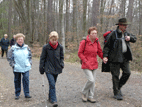 auf einem Waldweg von links Ingrid, Silvia, Margit, Joachim