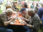 Pitschedabber am Tisch beim Essen und Trinken, vorne Günther und Franz