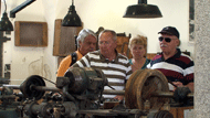 Josef, Klaus, Silvia und Heinrich an einer der Maschinen