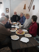 am Tisch in der Bäckerei von links: Ehepaar Koldehofe, Alwin, Klaus, Bernd, Angela, Adele