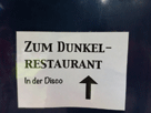 Schild "Zum Dunkelrestaurant"