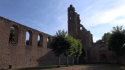 im ehemaligen Mittelschiff der Basilika, links Mauer mit romanischen Fensterdurchbrüchen, im Hintergrund reste des Glockenturms