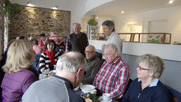 beim Frühstück: Gerlinde, Horst, Peter, Maria, Franz stehend am Tisch