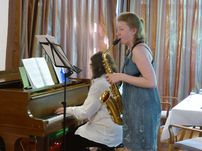 Helene undAnna Streck mit Oboe und am Klavier