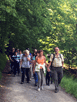 Die Gruppe bei der Wanderung durch den Wald. Vorne Margit und Achim, dahinter Silvia, Petra und die anderen