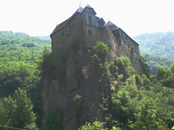 die Burg von vorne auf dem Felsen