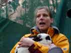 Bild:Frau Bartels in Aktion mit Kaninchen auf dem Arm