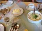 die fertige Butter auf dem Tisch, links Leberwurst, rechts Quark