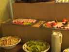 Blick aufs Buffet mit Schinken-Spargel-Röllchen und diversen Salaten