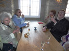 bei der Sektprobe am Tisch: links Reinhilde, Regina, rechts Ingrid, Andreas