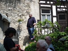 Herr Gillot auf der Treppe im Hof seines Hauses