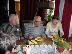am Tisch: Peter, Horst und Begleitung