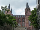 Blick auf Türme, links romanisch, rechts gotisch