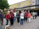 Frau Christ empfängt die Gruppe auf dem Bahnhofsvorplatz in Fulda. 