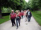 die Gruppe im Schlossgarten, vorne Josef mit Frau Christ, dahinter Klaus, Vasil, Andreas und die anderen