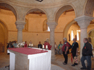 in der Rotunde, die Gruppe lauscht den Erläuterungen von Frau Christ. Sie sitzen  an der runden Wandf hinter den  auch im Kreis angeordneten Säulen.