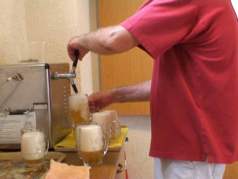 Bernd Korn zapft Bier