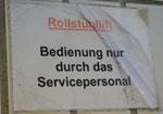 Schild mit der Aufschrift: Rollstuhllift. Bedienung nur durch das Servicepersonal