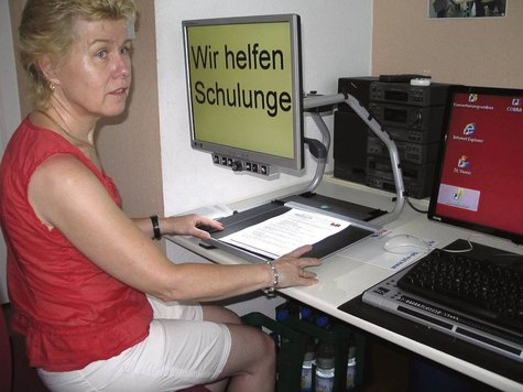 Silvia Schäfer an ihrem Schreibtisch mit dem Bildschirmlesegerät