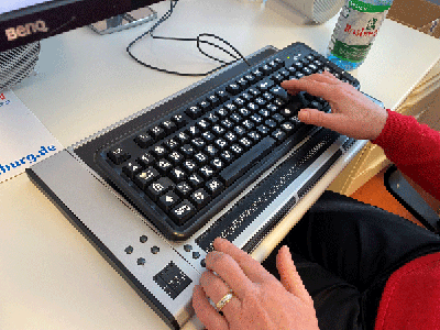 Silvias Hände auf der Tastatur mit Bralle zeile davori
