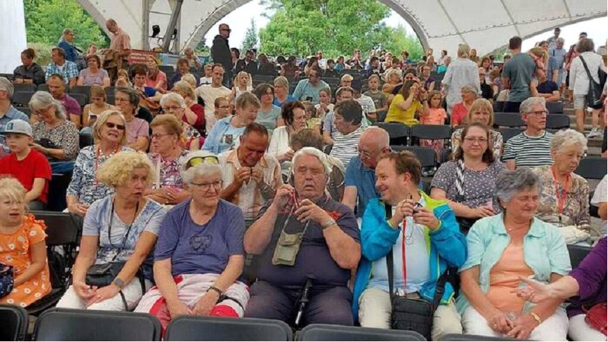Mitglieder der Bezirksgruppe Hanau im Publikum bei den Mrchenfestspielen