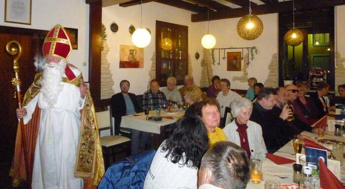 Mitglieder der Bezirksgruppe Hanau bei der Weihnachtsfeier. Links im Bild steht der "Bischof St. Nikolaus".