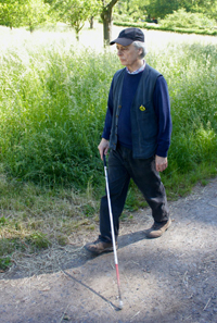 Meinrad Rohner mit Blindenlangstock