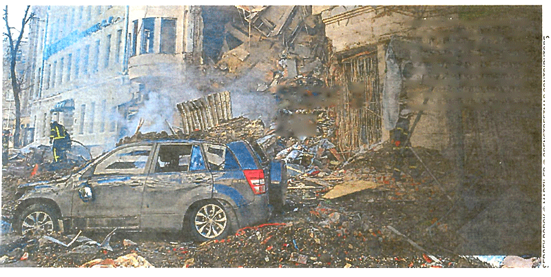 zerstörte Sztraße, Auto, Haus in Charkiw