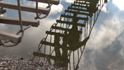 Spiegelung der Hängebrücke im Wasser