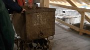 im Museum: Lore auf Schienen zum Transport des Materials