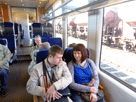 im Zug: Vasil, Ina, dahinter Marlene