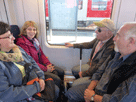 im Zug links Gerlinde mit Begleitung, rechts Heinrich mit Gerd