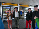 Warten am Bahnhof Hanau: Margit, Achim, Stefan