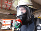 Kopfdes Feuerwehrmannes: Helm mit Nackenschutz und Visier, Atemschutzmaske