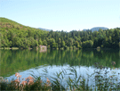 Blick über Montiggler See, Berge spiegeln sich darin