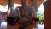 Zwei Weingläser mit Rotwein auf dem Tisch