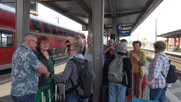 die Gruppe wartet am Hanauer Hauptbahnhof auf den Regionalzug nach Aschaffenburg, um dort in den ICE nach Munau zu steigen