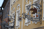 kunstvoll gestaltete Wirtshaus- und Ladenschiulder in Füssen