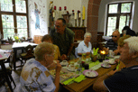 am Tisch im Restaurant: Ingrid S., Günther, Achim, Rotraut, Günther u.a.